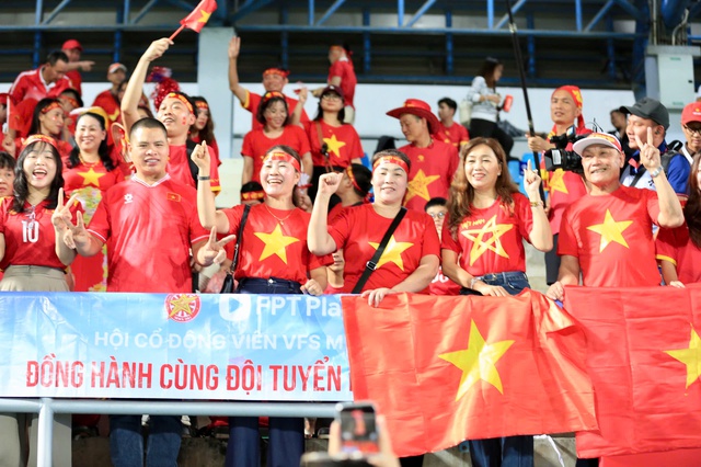 Tràn ngập cảm xúc CĐV Việt Nam: Mong đội tuyển nữ đăng quang một cách xứng đáng- Ảnh 2. Tràn ngập cảm xúc CĐV Việt Nam: Mong đội tuyển nữ đăng quang một cách xứng đáng- Ảnh 2.