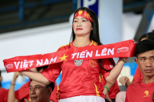 Tràn ngập cảm xúc CĐV Việt Nam: Mong đội tuyển nữ đăng quang một cách xứng đáng- Ảnh 5. Tràn ngập cảm xúc CĐV Việt Nam: Mong đội tuyển nữ đăng quang một cách xứng đáng- Ảnh 5.