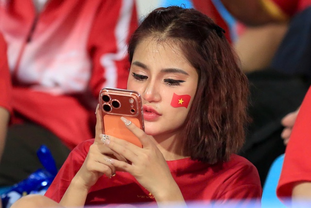 Tràn ngập cảm xúc CĐV Việt Nam: Mong đội tuyển nữ đăng quang một cách xứng đáng- Ảnh 7. Tràn ngập cảm xúc CĐV Việt Nam: Mong đội tuyển nữ đăng quang một cách xứng đáng- Ảnh 7.