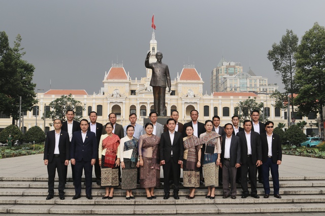 Đo&agrave;n đại biểu ch&iacute;nh quyền tỉnh Hủa Phăn (L&agrave;o) d&acirc;ng hoa Chủ tịch Hồ Ch&iacute; Minh - Ảnh 3.