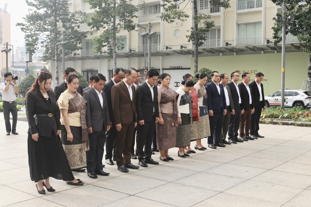 Đo&agrave;n đại biểu ch&iacute;nh quyền tỉnh Hủa Phăn (L&agrave;o) d&acirc;ng hoa Chủ tịch Hồ Ch&iacute; Minh - Ảnh 2.