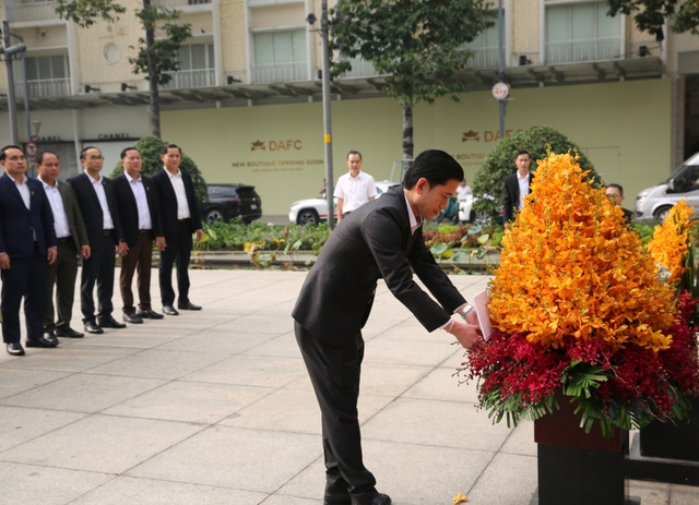 Đo&agrave;n đại biểu ch&iacute;nh quyền tỉnh Hủa Phăn (L&agrave;o) d&acirc;ng hoa Chủ tịch Hồ Ch&iacute; Minh - Ảnh 1.