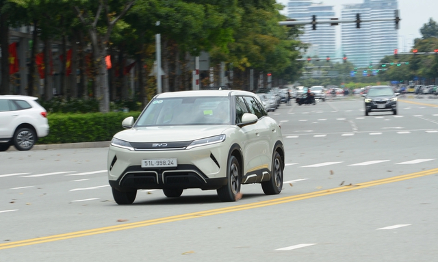 Xe điện, hybrid chiếm gần 40% ô tô du lịch tiêu thụ tại Việt Nam - Ảnh 3.