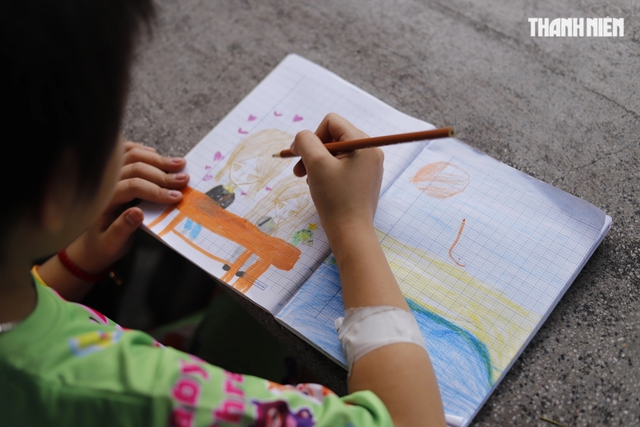 Cha nghèo chạy xe ôm bán hết tài sản, 'còn 2 triệu đồng' cứu con ung thư- Ảnh 4. Cha nghèo chạy xe ôm bán hết tài sản, 'còn 2 triệu đồng' cứu con ung thư- Ảnh 4.