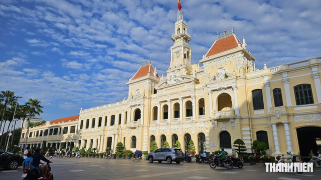Trung t&acirc;m Phục vụ h&agrave;nh ch&iacute;nh c&ocirc;ng TP.HCM tuyển 190 vi&ecirc;n chức, ưu ti&ecirc;n thạc sĩ - Ảnh 1.