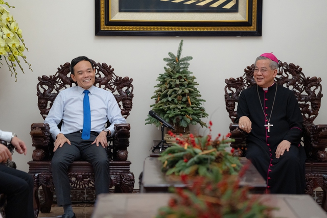 Trưởng ban Tuy&ecirc;n gi&aacute;o v&agrave; D&acirc;n vận Trung ương ch&uacute;c mừng Gi&aacute;ng sinh tại TP.HCM - Ảnh 3.