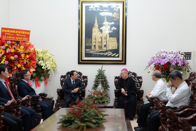 Trưởng ban Tuy&ecirc;n gi&aacute;o v&agrave; D&acirc;n vận Trung ương ch&uacute;c mừng Gi&aacute;ng sinh tại TP.HCM - Ảnh 1.