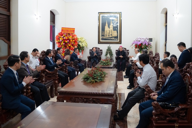 Trưởng ban Tuy&ecirc;n gi&aacute;o v&agrave; D&acirc;n vận Trung ương ch&uacute;c mừng Gi&aacute;ng sinh tại TP.HCM - Ảnh 2.