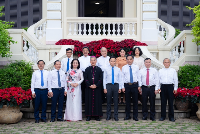 Trưởng ban Tuy&ecirc;n gi&aacute;o v&agrave; D&acirc;n vận Trung ương ch&uacute;c mừng Gi&aacute;ng sinh tại TP.HCM - Ảnh 4.