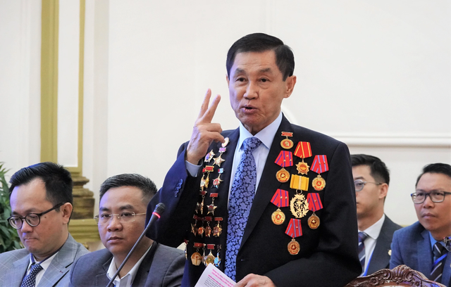 Tỷ ph&uacute; Johnathan Hạnh Nguyễn được đề nghị tặng danh hiệu 'Anh h&ugrave;ng lao động' - Ảnh 1.