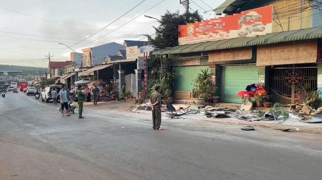 Tai nạn hy hữu: Xe lu tông tử vong người phụ nữ, lao vào nhà dân - Ảnh 1.