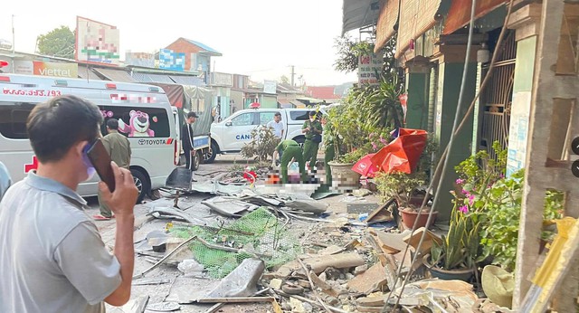 Tai nạn hy hữu: Xe lu tông tử vong người phụ nữ, lao vào nhà dân - Ảnh 2.