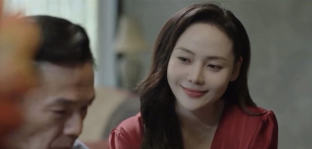 Nhan sắc gợi cảm của nữ chủ tịch Nguyễn Huyền Trang g&acirc;y b&atilde;o tr&ecirc;n phim giờ v&agrave;ng - Ảnh 3.