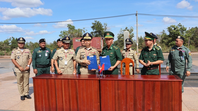 42 công dân Việt Nam chạy thoát khỏi cơ sở lừa đảo trực tuyến ở Campuchia- Ảnh 2. 42 công dân Việt Nam chạy thoát khỏi cơ sở lừa đảo trực tuyến ở Campuchia- Ảnh 2.