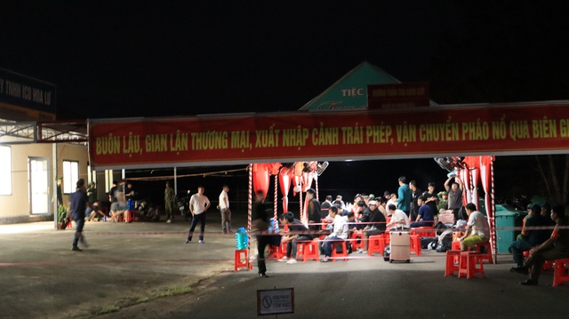 42 công dân Việt Nam chạy thoát khỏi cơ sở lừa đảo trực tuyến ở Campuchia- Ảnh 5. 42 công dân Việt Nam chạy thoát khỏi cơ sở lừa đảo trực tuyến ở Campuchia- Ảnh 5.