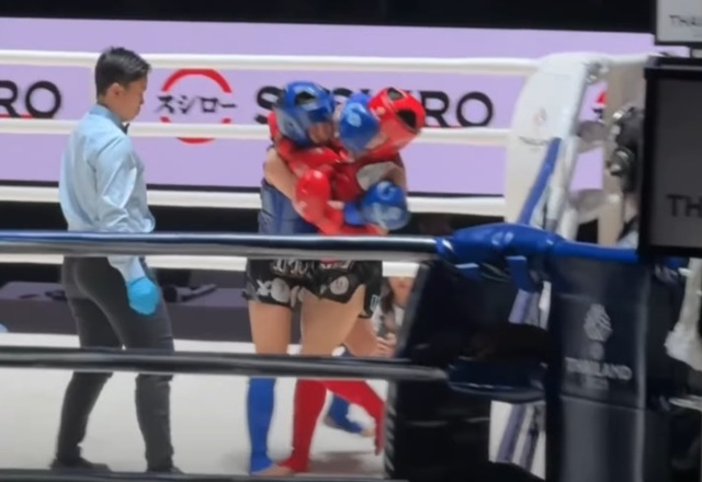 Nữ v&otilde; sĩ muay Việt Nam r&uacute;t lui v&igrave; bị trọng t&agrave;i xử &eacute;p ở SEA Games 33- Ảnh 1.