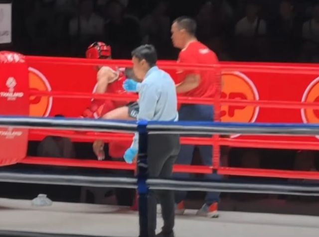 Nữ v&otilde; sĩ muay Việt Nam r&uacute;t lui v&igrave; bị trọng t&agrave;i xử &eacute;p ở SEA Games 33- Ảnh 2.
