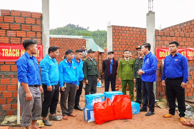 Chiến dịch Quang Trung: Người trẻ TP.Đà Nẵng khẩn trương xây dựng lại nhà cho dân - Ảnh 5. Chiến dịch Quang Trung: Người trẻ TP.Đà Nẵng khẩn trương xây dựng lại nhà cho dân - Ảnh 5.