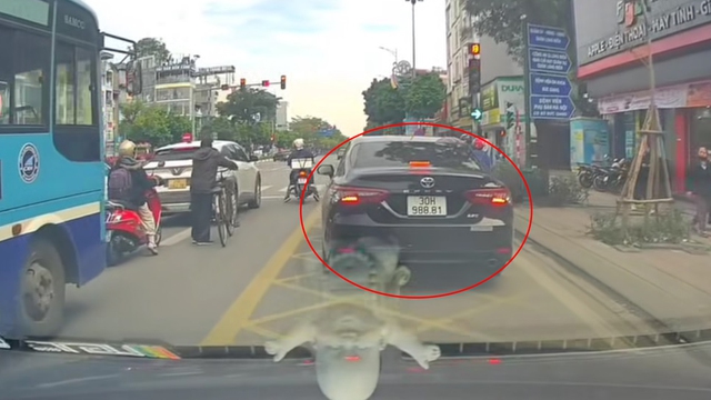 Ô tô dừng choán vạch mắt võng gây bức xúc, xử phạt ra sao? - Ảnh 1.