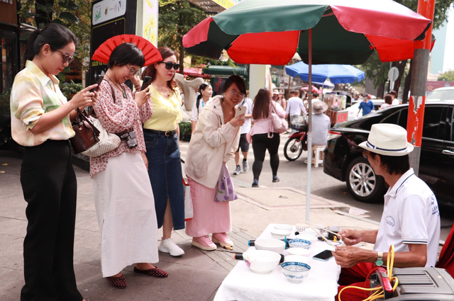 Người đàn ông “gõ chén” mang âm nhạc hòa cùng không khí Giáng sinh - Ảnh 2.