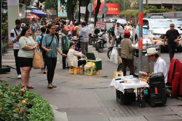 Người đàn ông “gõ chén” mang âm nhạc hòa cùng không khí Giáng sinh - Ảnh 3.
