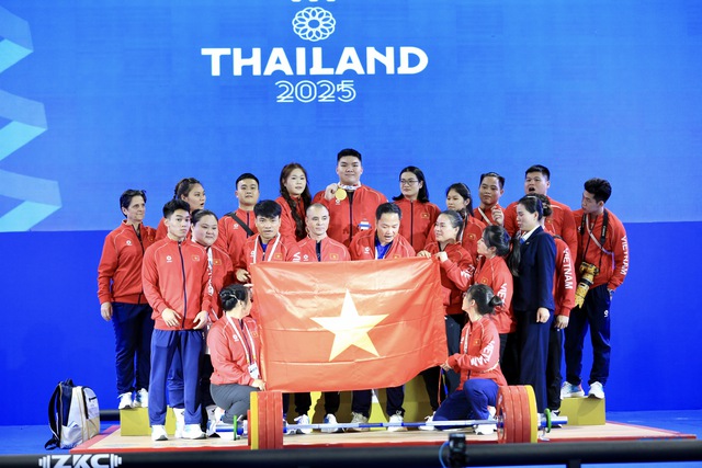 Trần Đình Thắng nghẹn ngào vì HCV cử tạ: Hai lần ‘đánh bại’ Thái Lan và cả… trọng tài- Ảnh 5. Trần Đình Thắng nghẹn ngào vì HCV cử tạ: Hai lần ‘đánh bại’ Thái Lan và cả… trọng tài- Ảnh 5.