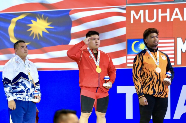 Trần Đình Thắng nghẹn ngào vì HCV cử tạ: Hai lần ‘đánh bại’ Thái Lan và cả… trọng tài- Ảnh 1. Trần Đình Thắng nghẹn ngào vì HCV cử tạ: Hai lần ‘đánh bại’ Thái Lan và cả… trọng tài- Ảnh 1.