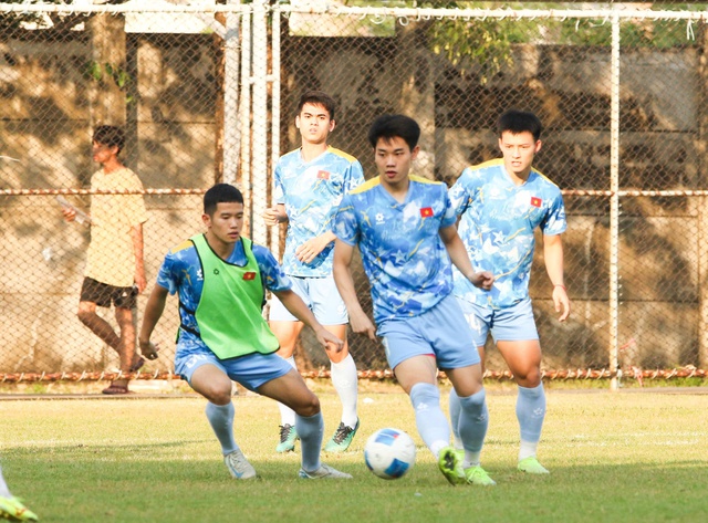 U.23 Việt Nam hoàn hảo thể lực và trí lực, thầy Kim chốt bài hạ gục 'Voi Chiến'- Ảnh 2. U.23 Việt Nam hoàn hảo thể lực và trí lực, thầy Kim chốt bài hạ gục 'Voi Chiến'- Ảnh 2.