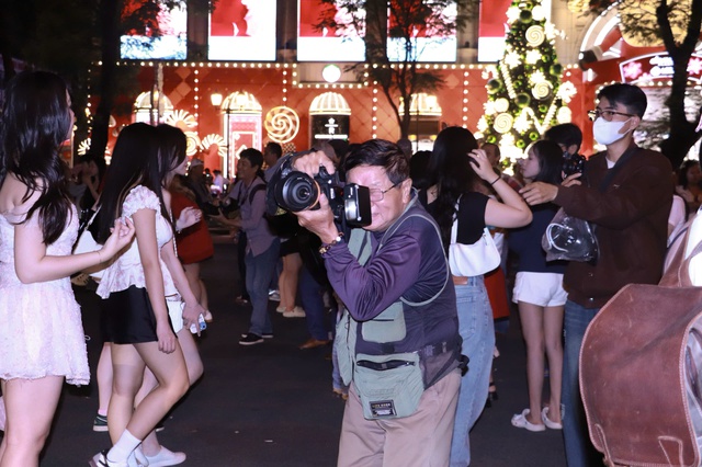 Thợ chụp ảnh thời 4.0: Chụp ảnh lấy file, 10.000 đồng/tấm ở Nh&agrave; thờ Đức B&agrave; - Ảnh 5.