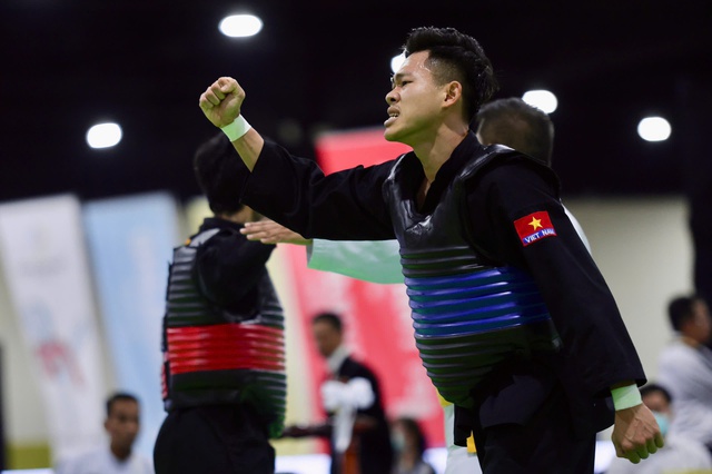 Đối thủ Th&aacute;i Lan chơi xấu, trọng t&agrave;i xử &eacute;p: V&otilde; sĩ Nguyễn Tấn Sang vẫn ki&ecirc;n cường đoạt HCV- Ảnh 4.