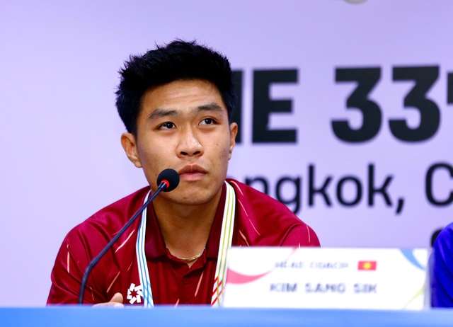 L&yacute; Đức 'bắn' tiếng Anh như gi&oacute;, quyết gieo sầu ở Rajamangala: Trung vệ Th&aacute;i Lan lập tức phản biện- Ảnh 1.