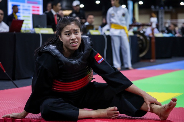 X&uacute;c động h&igrave;nh ảnh nữ v&otilde; sĩ Việt Nam tự nắn ng&oacute;n ch&acirc;n v&igrave; gi&atilde;n d&acirc;y chằng, tiếp tục chiến đấu- Ảnh 2.