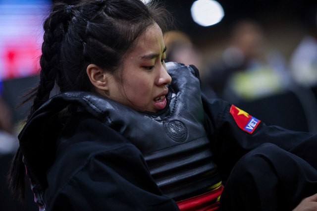 X&uacute;c động h&igrave;nh ảnh nữ v&otilde; sĩ Việt Nam tự nắn ng&oacute;n ch&acirc;n v&igrave; gi&atilde;n d&acirc;y chằng, tiếp tục chiến đấu- Ảnh 4.