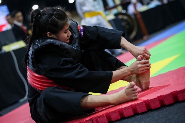 X&uacute;c động h&igrave;nh ảnh nữ v&otilde; sĩ Việt Nam tự nắn ng&oacute;n ch&acirc;n v&igrave; gi&atilde;n d&acirc;y chằng, tiếp tục chiến đấu- Ảnh 6.