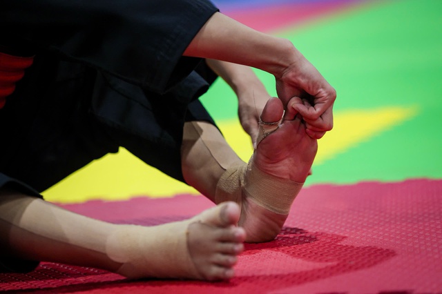 X&uacute;c động h&igrave;nh ảnh nữ v&otilde; sĩ Việt Nam tự nắn ng&oacute;n ch&acirc;n v&igrave; gi&atilde;n d&acirc;y chằng, tiếp tục chiến đấu- Ảnh 5.