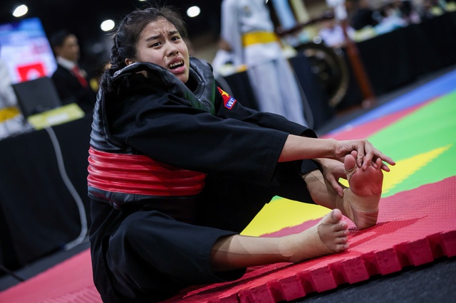 X&uacute;c động h&igrave;nh ảnh nữ v&otilde; sĩ Việt Nam tự nắn ng&oacute;n ch&acirc;n v&igrave; gi&atilde;n d&acirc;y chằng, tiếp tục chiến đấu- Ảnh 3.