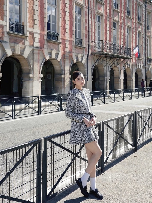 Biến hóa sang chảnh cùng áo khoác tweed dáng ngắn trẻ trung- Ảnh 1. Biến hóa sang chảnh cùng áo khoác tweed dáng ngắn trẻ trung- Ảnh 1.