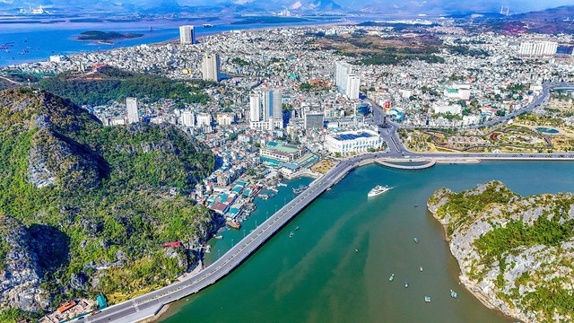 Quảng Ninh bứt ph&aacute;, hướng tới th&agrave;nh phố trực thuộc T.Ư - Ảnh 1.