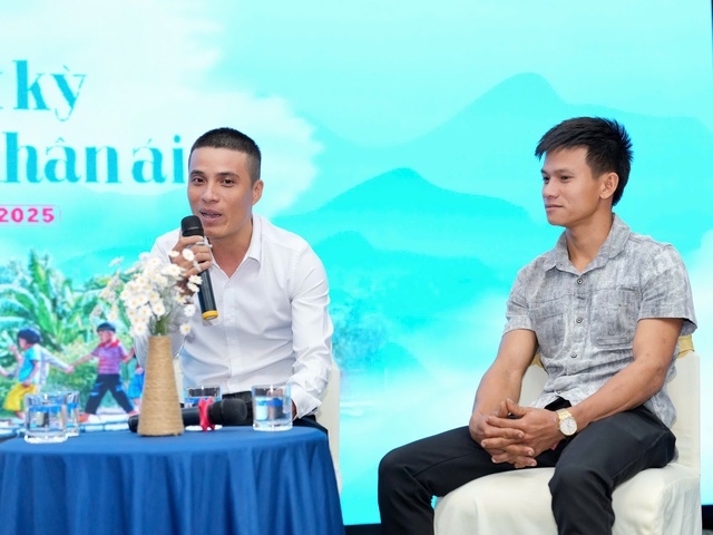 Chàng trai cứu người trong mưa lũ: Nghe bà con kêu cứu, tôi không biết sợ nữa- Ảnh 2. Chàng trai cứu người trong mưa lũ: Nghe bà con kêu cứu, tôi không biết sợ nữa- Ảnh 2.