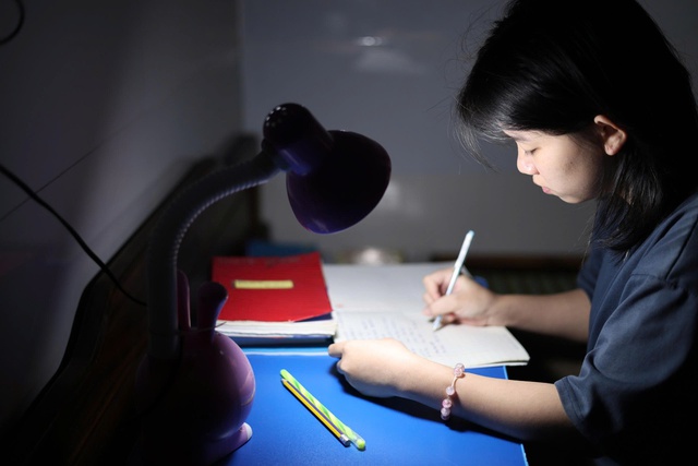 Ngoài ướcmơ học để đổi đời, tuổi 18 của nữ sinh chỉ có 2 tiếng "Ngoại ơi" - Ảnh 2.