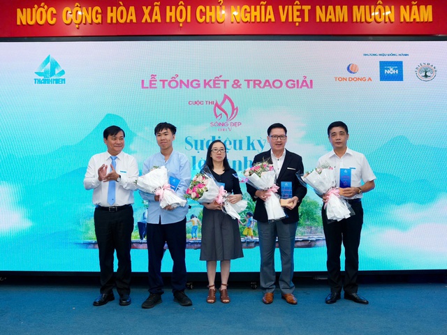 Nhà văn 17 tuổi Cao Việt Quỳnh: Lòng nhân ái như 'phép thuật' có thật- Ảnh 1. Nhà văn 17 tuổi Cao Việt Quỳnh: Lòng nhân ái như 'phép thuật' có thật- Ảnh 1.
