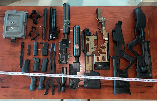 Quảng Trị: Phát hiện xe khách chở hàng trăm linh kiện lắp ráp súng- Ảnh 1. Quảng Trị: Phát hiện xe khách chở hàng trăm linh kiện lắp ráp súng- Ảnh 1.