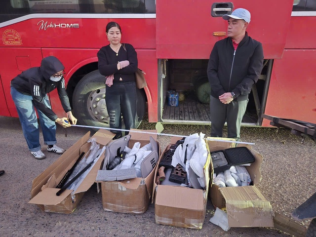 Quảng Trị: Phát hiện xe khách chở hàng trăm linh kiện lắp ráp súng- Ảnh 2. Quảng Trị: Phát hiện xe khách chở hàng trăm linh kiện lắp ráp súng- Ảnh 2.