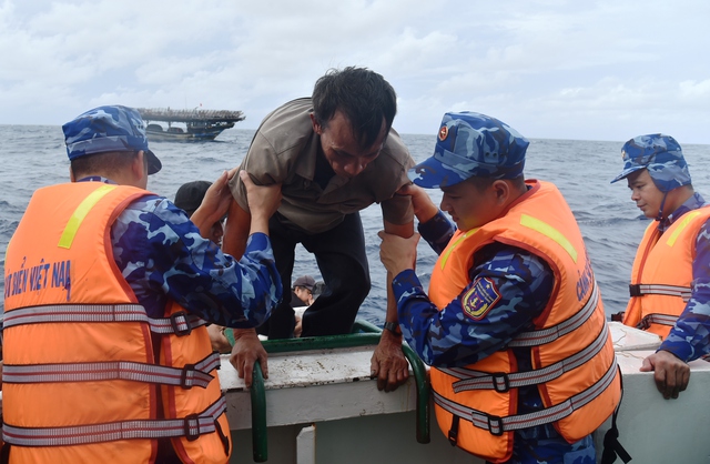 Cháy tàu giữa Trường Sa: Cảnh sát biển tiếp nhận, ứng cứu 52 ngư dân Đà Nẵng- Ảnh 2. Cháy tàu giữa Trường Sa: Cảnh sát biển tiếp nhận, ứng cứu 52 ngư dân Đà Nẵng- Ảnh 2.