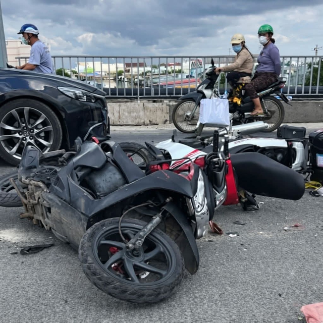 Cà Mau:Thi công cầu Huỳnh Thúc Kháng gây lo ngại an toàn giao thông giờ cao điểm- Ảnh 3. Cà Mau:Thi công cầu Huỳnh Thúc Kháng gây lo ngại an toàn giao thông giờ cao điểm- Ảnh 3.