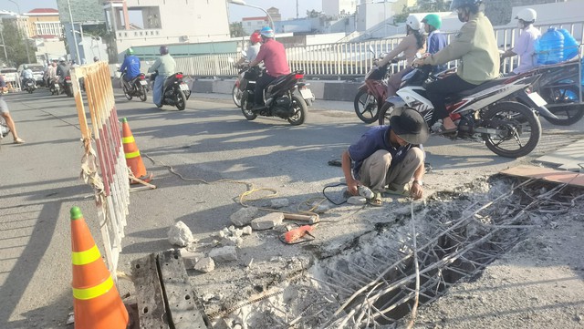 Cà Mau:Thi công cầu Huỳnh Thúc Kháng gây lo ngại an toàn giao thông giờ cao điểm- Ảnh 4. Cà Mau:Thi công cầu Huỳnh Thúc Kháng gây lo ngại an toàn giao thông giờ cao điểm- Ảnh 4.