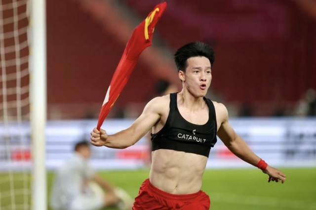 'Người h&ugrave;ng' Thanh Nh&agrave;n của U.23 Việt Nam: Ng&atilde; ở đ&acirc;u, đứng l&ecirc;n ở đấy!- Ảnh 1.