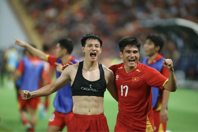 Lại Văn Sâm, Nguyễn Văn Chung mừng U.22 Việt Nam vô địch SEA Game 33- Ảnh 1.
Các cầu thủ U.22 Việt Nam vỡ òa khi vô địch SEA Games 33