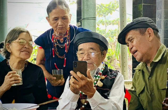 'Bảo tàng sống' về văn hóa truyền thống Y Kông đã về với Yàng ở tuổi 98- Ảnh 1. 'Bảo tàng sống' về văn hóa truyền thống Y Kông đã về với Yàng ở tuổi 98- Ảnh 1.