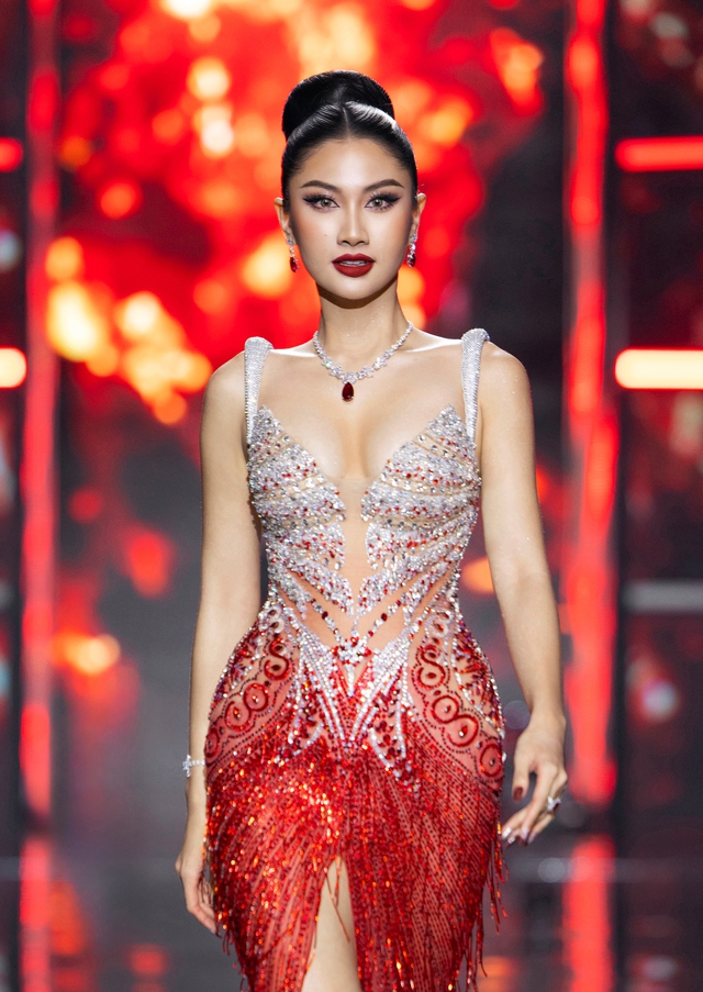 Nguyễn Hoàng Phương Linh trình diễn bikini nóng bỏng ở bán kết Miss Cosmo - Ảnh 2.